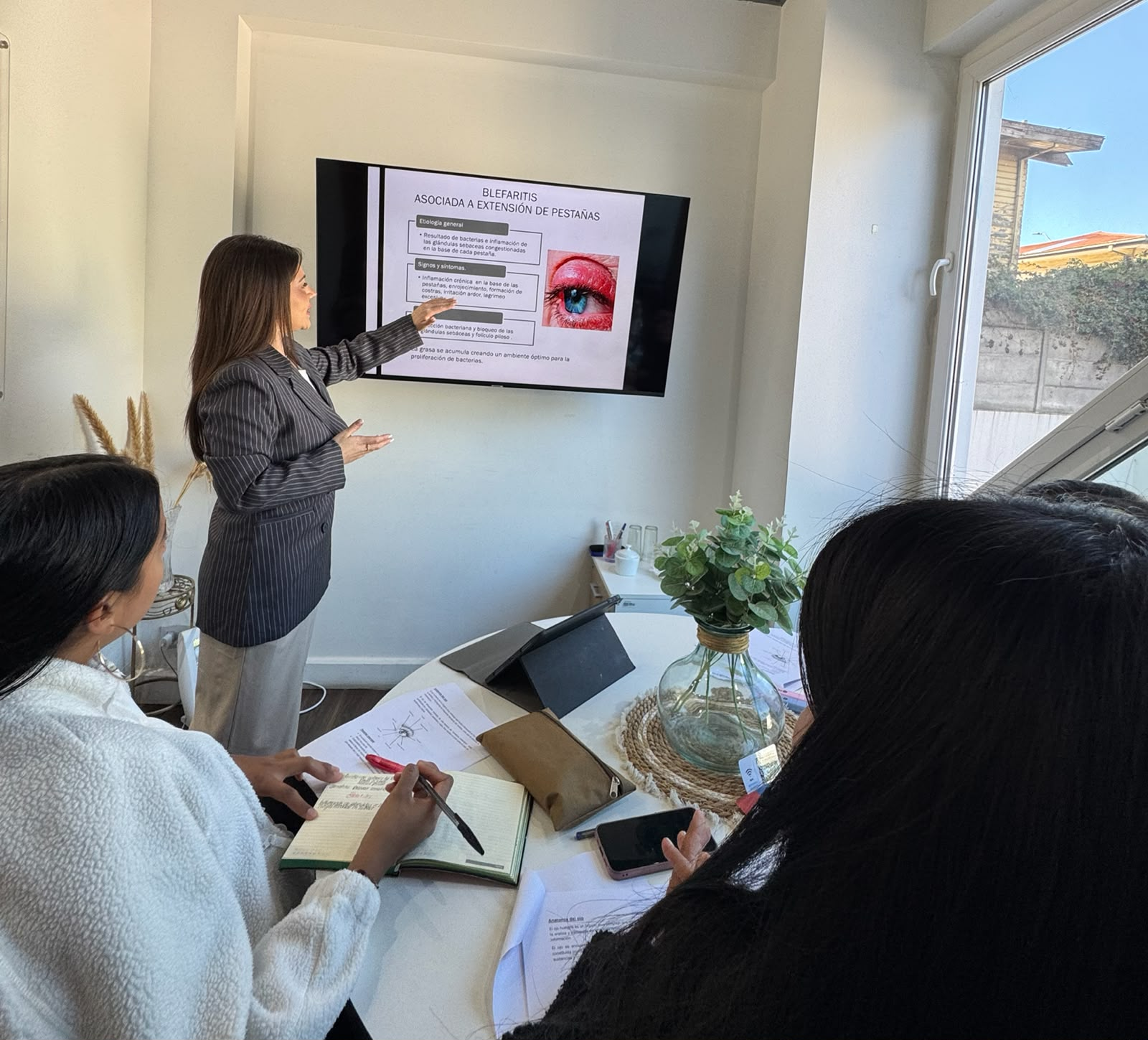 Clase presencial de Barbara Studio con alumnas