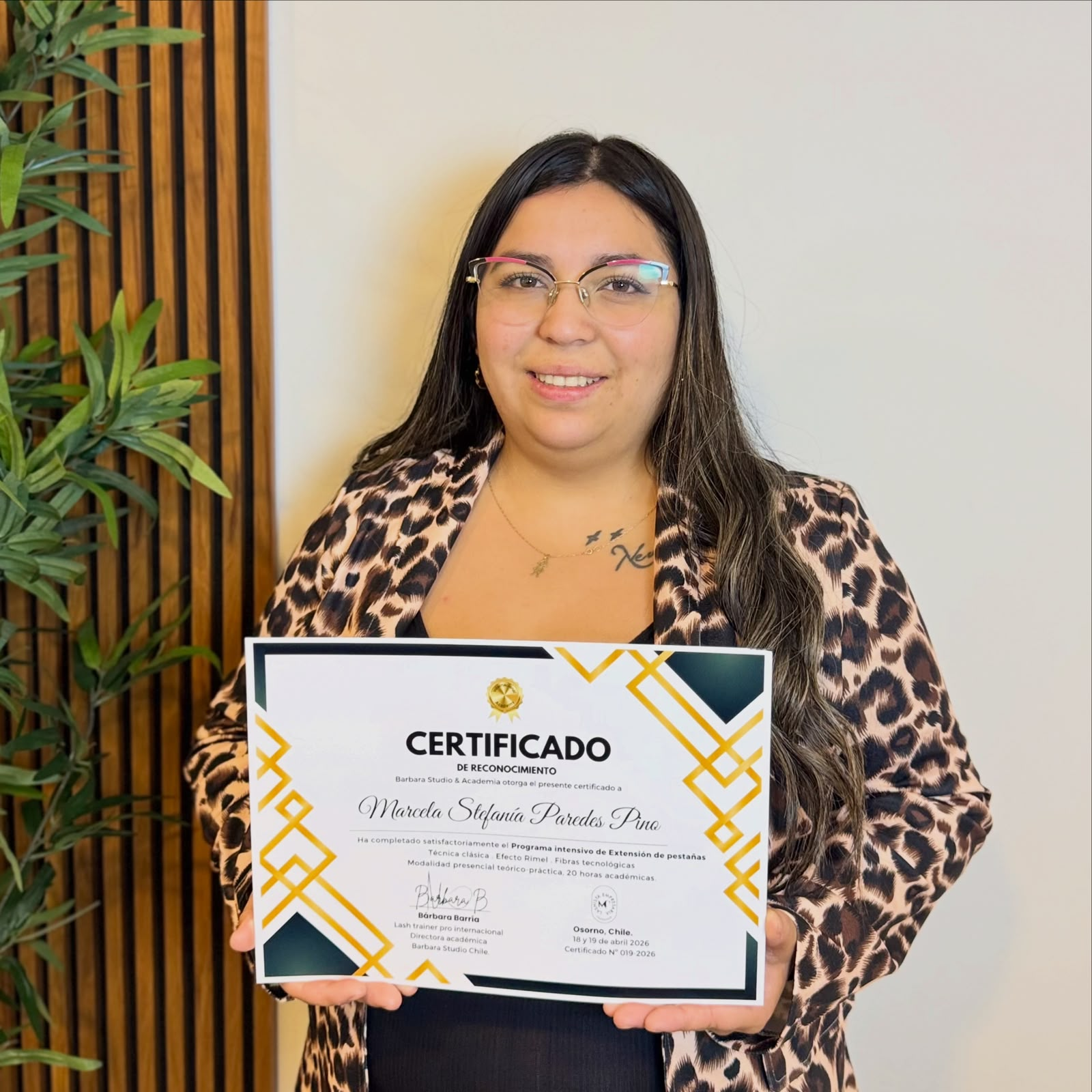 Alumna con certificado de reconocimiento