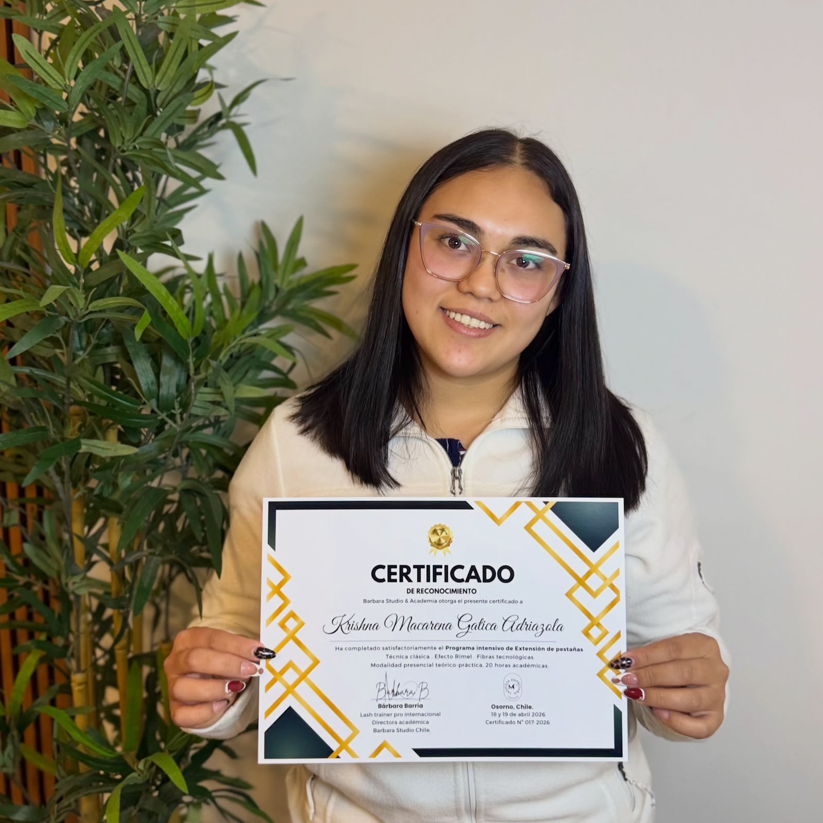 Alumna certificada en extensión de pestañas